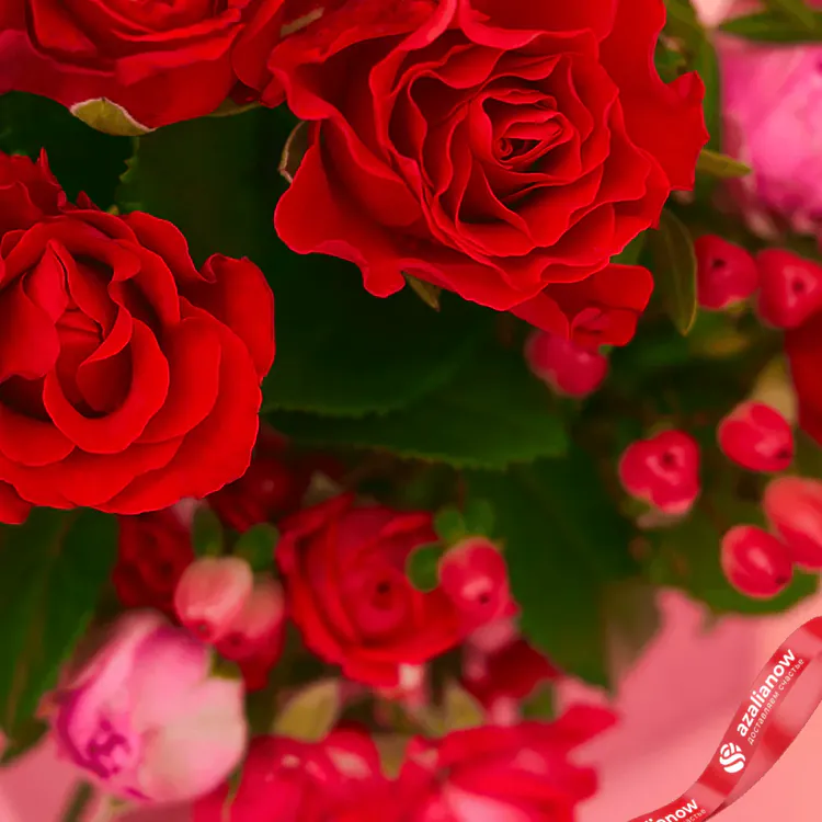 Фото 4: Букет из красных и розовых роз и гиперикума «Рубиновый». Сервис доставки цветов AzaliaNow