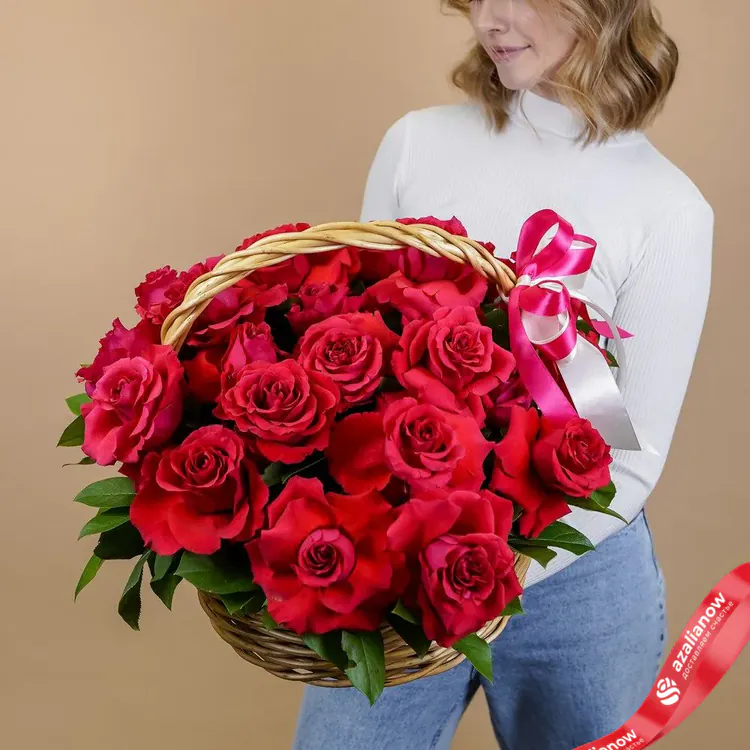 Фото 3: Букет из 35 красных роз в плетеной корзине. Сервис доставки цветов AzaliaNow