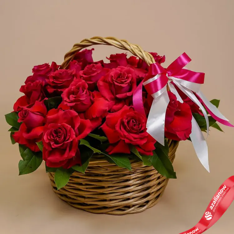 Фото 4: Букет из 35 красных роз в плетеной корзине. Сервис доставки цветов AzaliaNow