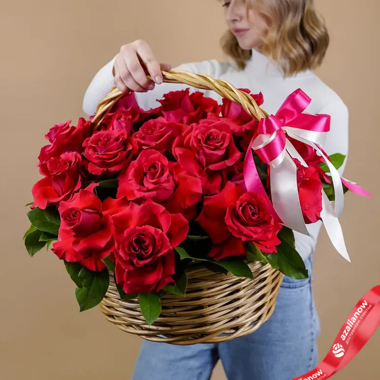 Фото 5: Букет из 35 красных роз в плетеной корзине. Сервис доставки цветов AzaliaNow