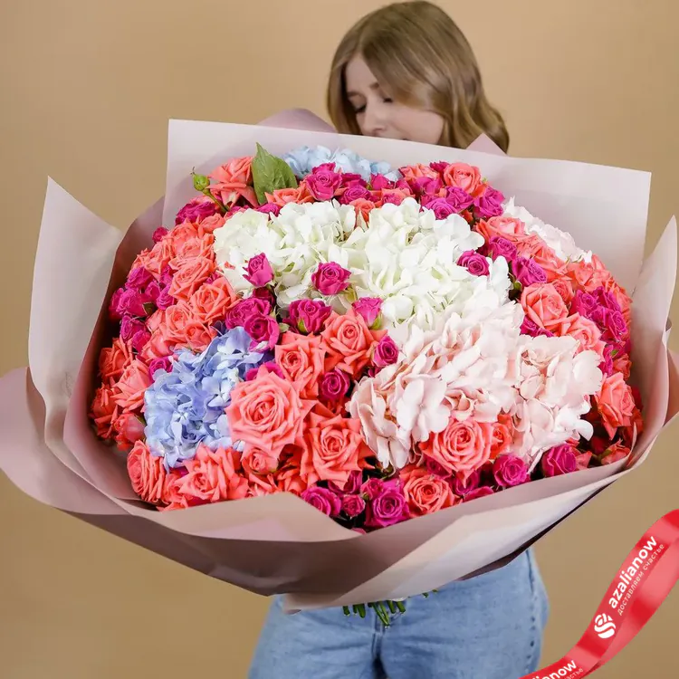 Фото 3: Огромный шикарный букет из роз и гортензий. Сервис доставки цветов AzaliaNow