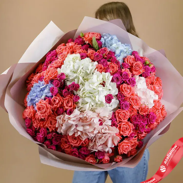 Фото 5: Огромный шикарный букет из роз и гортензий. Сервис доставки цветов AzaliaNow