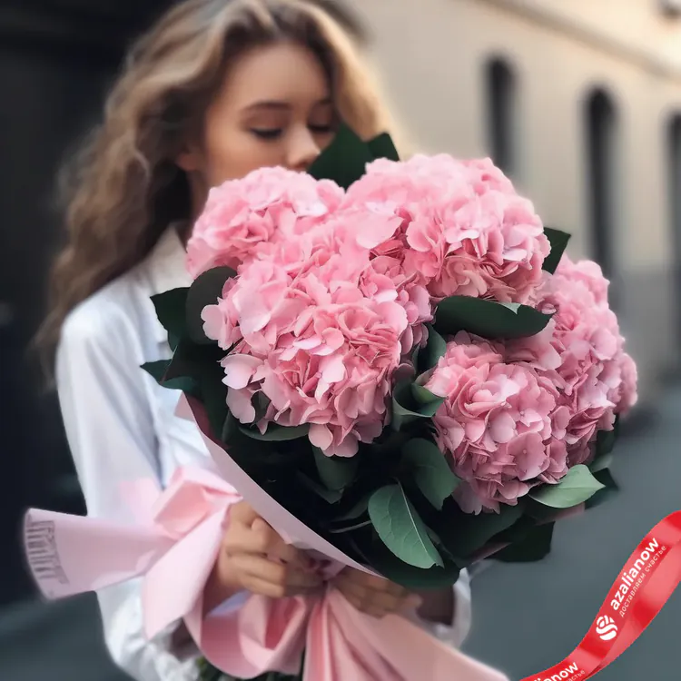 Фото 1: 5 розовых гортензий в розовой упаковке. Сервис доставки цветов AzaliaNow