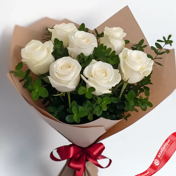 Фото 1: 7 белых роз в крафте с красной лентой. Сервис доставки цветов AzaliaNow