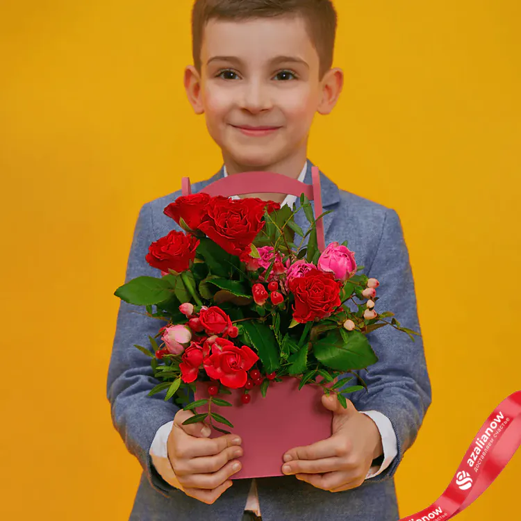 Фото 5: Букет из красных и розовых роз и гиперикума «Рубиновый». Сервис доставки цветов AzaliaNow