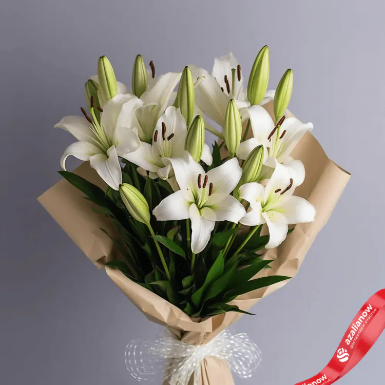 Фото 1: Букет из 7 белых лилий в крафте. Сервис доставки цветов AzaliaNow
