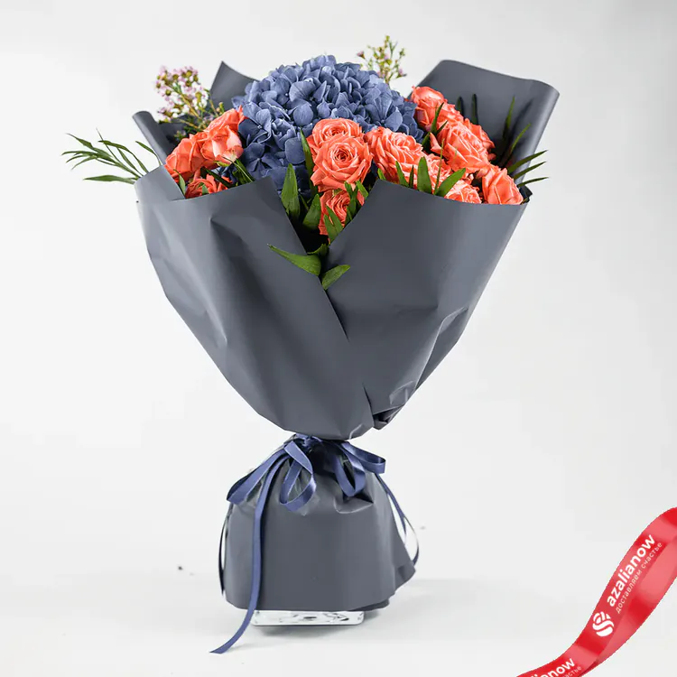 Фото 3: Букет из роз, гортензии, хамелациумов в черной упаковке «Шикарный». Сервис доставки цветов AzaliaNow