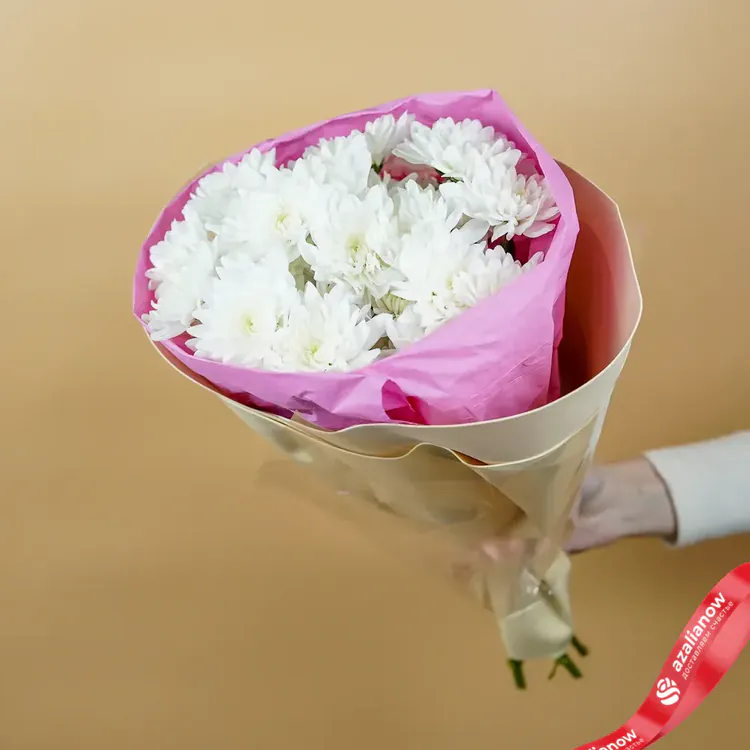 Фото 7: Букет из 15 белых хризантем в розовой бумаге «Верность». Сервис доставки цветов AzaliaNow