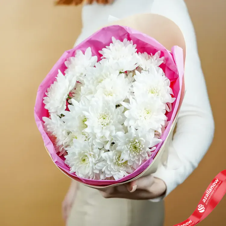 Фото 4: Букет из 15 белых хризантем в розовой бумаге «Верность». Сервис доставки цветов AzaliaNow