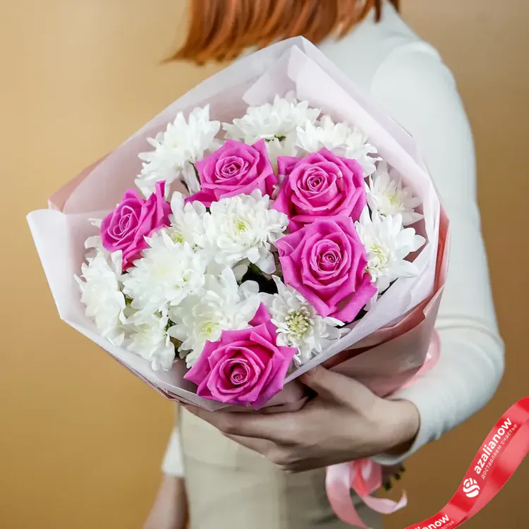 Фото 4: Букет и роз и хризантем «Объятие». Сервис доставки цветов AzaliaNow