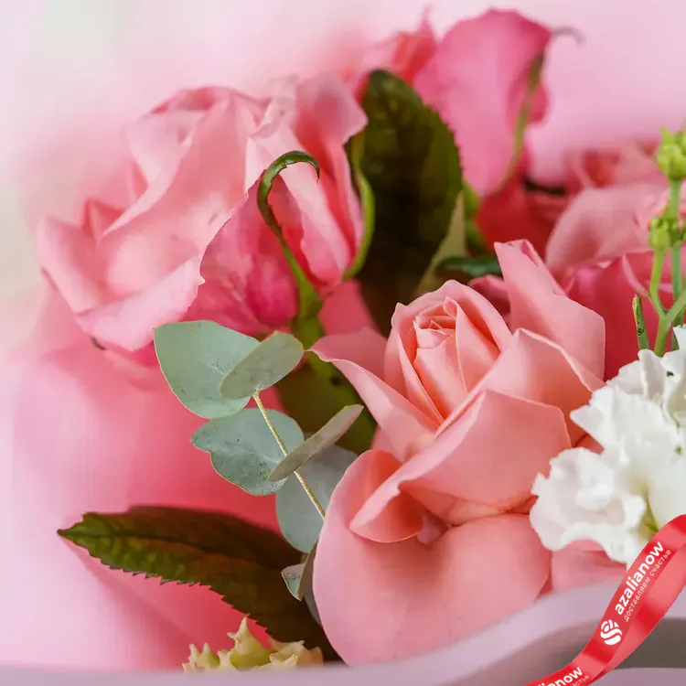 Фото 5: Букет из розовых роз и белых лизиантусов «Восторг». Сервис доставки цветов AzaliaNow