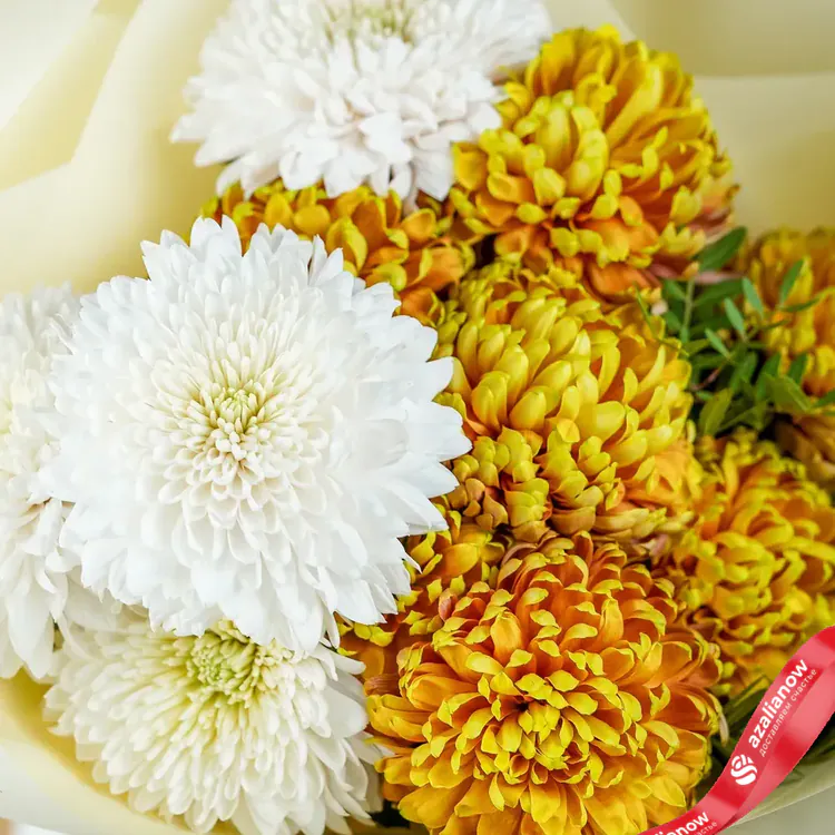 Фото 3: Букет из белых и желтых хризантем «Вивьенна». Сервис доставки цветов AzaliaNow