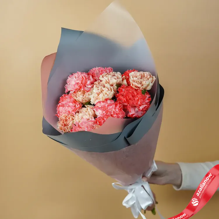 Фото 1: Букет из красных и бежевых гвоздик «Грация». Сервис доставки цветов AzaliaNow