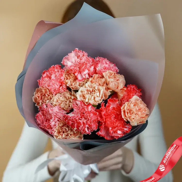 Фото 5: Букет из красных и бежевых гвоздик «Грация». Сервис доставки цветов AzaliaNow