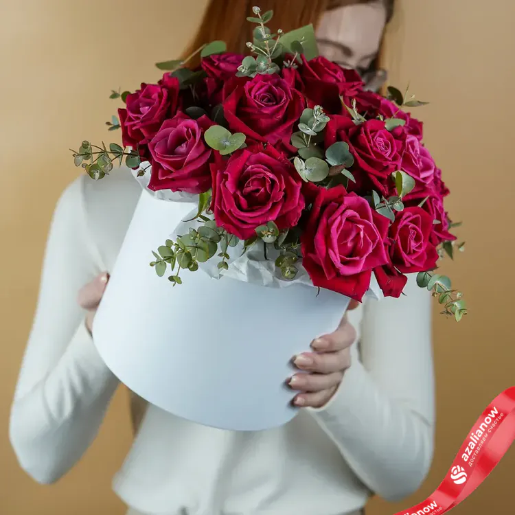 Фото 7: Букет из 19 красных роз «Искушение в коробке». Сервис доставки цветов AzaliaNow