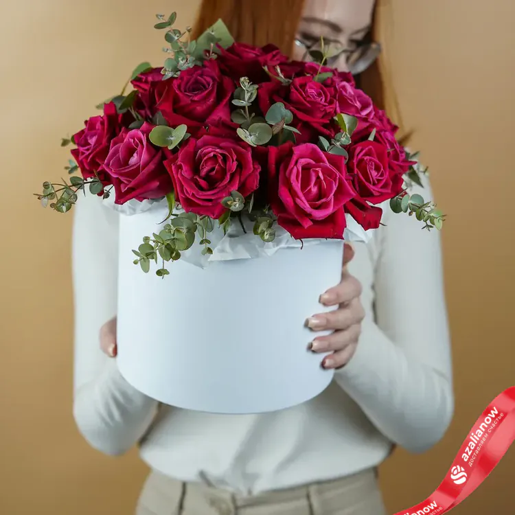 Фото 10: Букет из 19 красных роз «Искушение в коробке». Сервис доставки цветов AzaliaNow