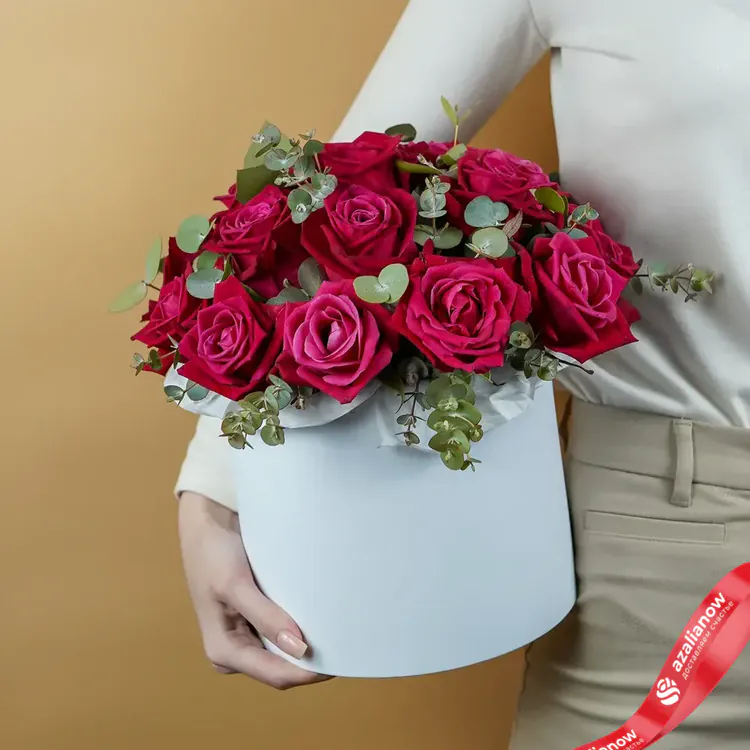 Фото 8: Букет из 19 красных роз «Искушение в коробке». Сервис доставки цветов AzaliaNow