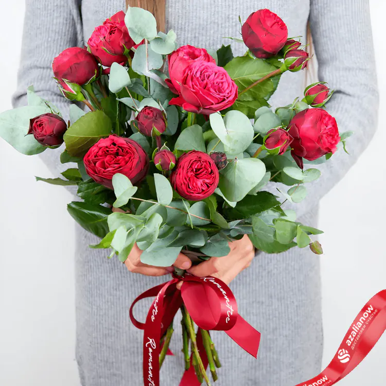 Фото 1: Букет из 5 красных кустовых пионовидных роз. Сервис доставки цветов AzaliaNow