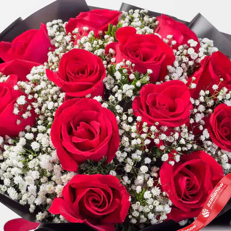 Фото 3: Букет из красных роз и гипсофил в черной упаковке «Стелла». Сервис доставки цветов AzaliaNow