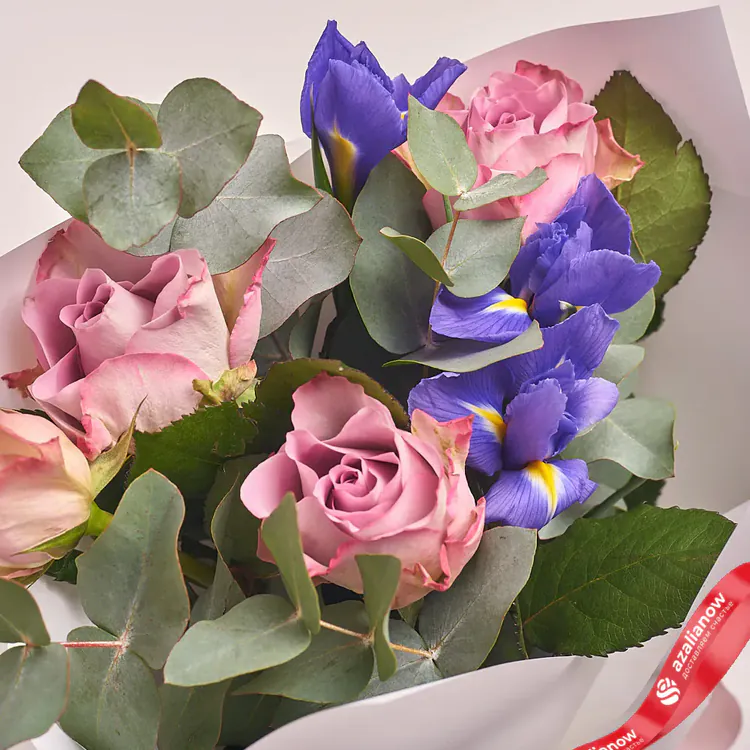 Фото 3: Букет из розовых роз и синих ирисов «Все мальчишки и девчонки». Сервис доставки цветов AzaliaNow