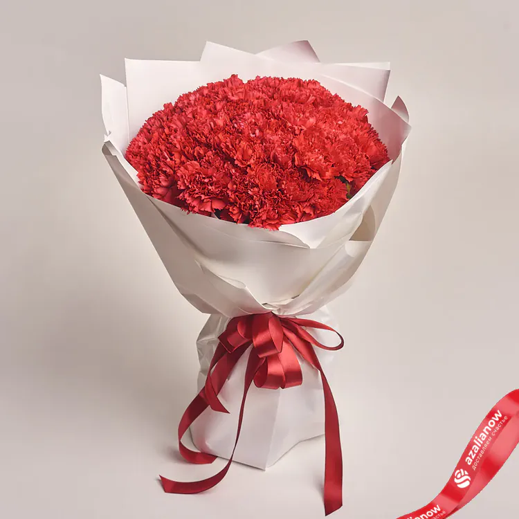 Фото 1: Букет из 51 красной гвоздики в белой крафтовой бумаге. Сервис доставки цветов AzaliaNow
