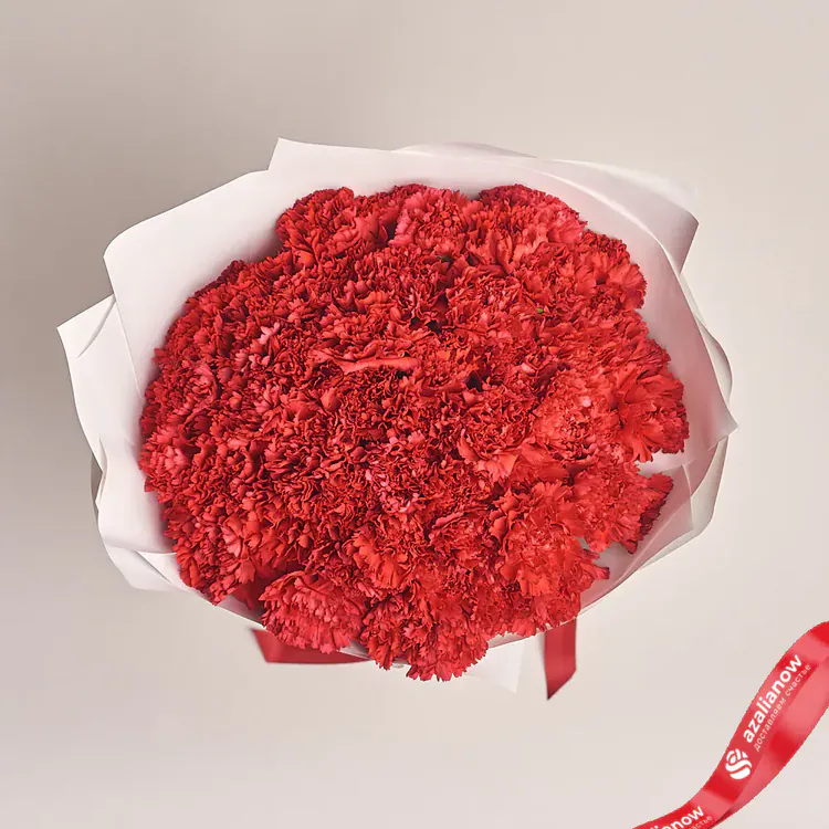 Фото 2: Букет из 51 красной гвоздики в белой крафтовой бумаге. Сервис доставки цветов AzaliaNow