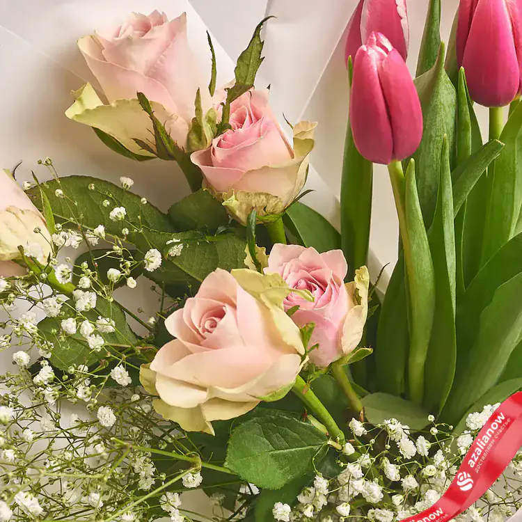 Фото 3: Букет из 6 розовых тюльпанов, 5 роз и гипсофилы в белой бумаге. Сервис доставки цветов AzaliaNow