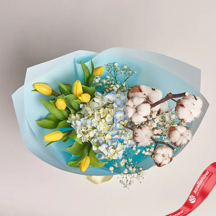 Фото 1: Букет из желтых тюльпанов, голубой гортензии, гипсофил и хлопка «Май». Сервис доставки цветов AzaliaNow