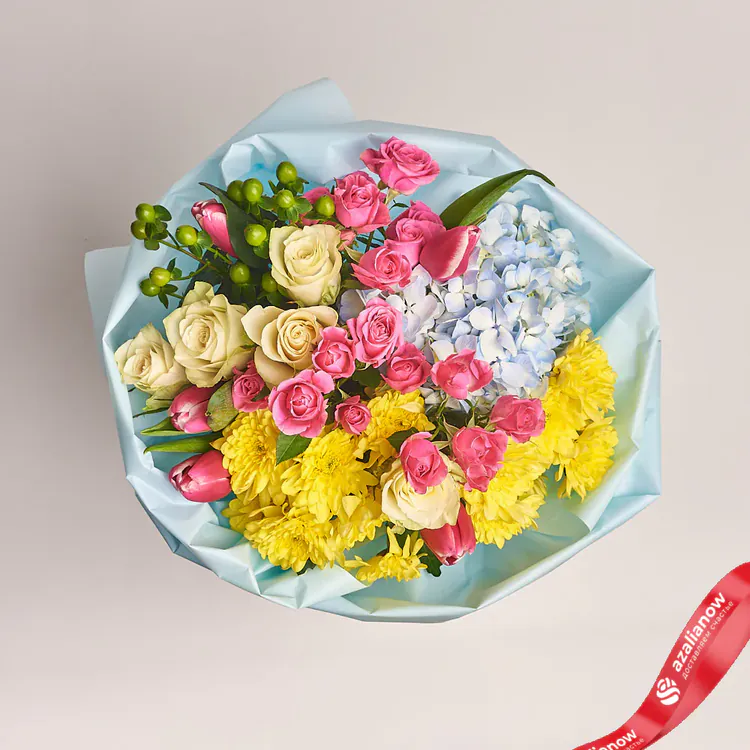 Фото 2: Букет из 8 роз, 5 тюльпанов, 2 хризантем и 1 гортензии в голубой пленке. Сервис доставки цветов AzaliaNow
