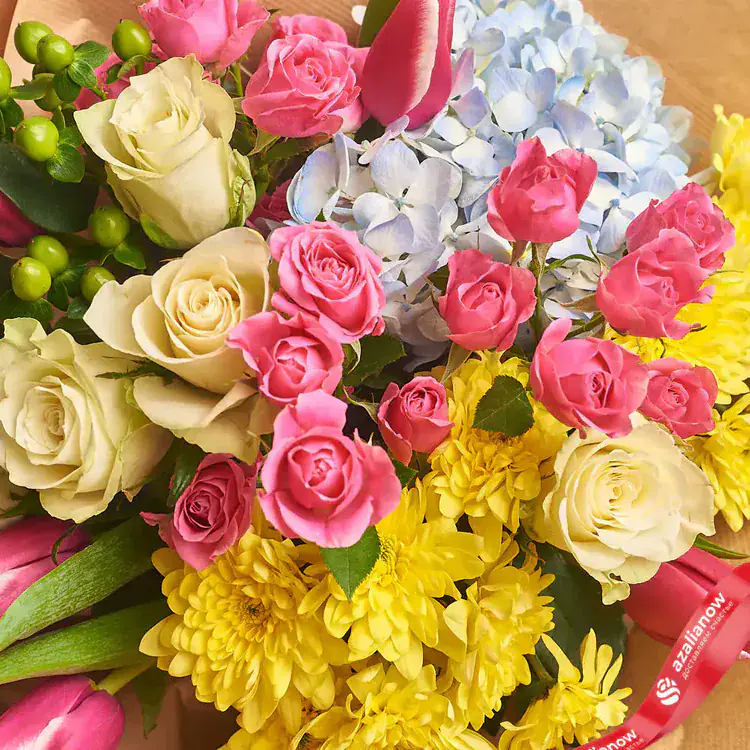 Фото 3: Букет из 8 роз, 5 тюльпанов, 2 хризантем и 1 гортензии в голубой пленке. Сервис доставки цветов AzaliaNow