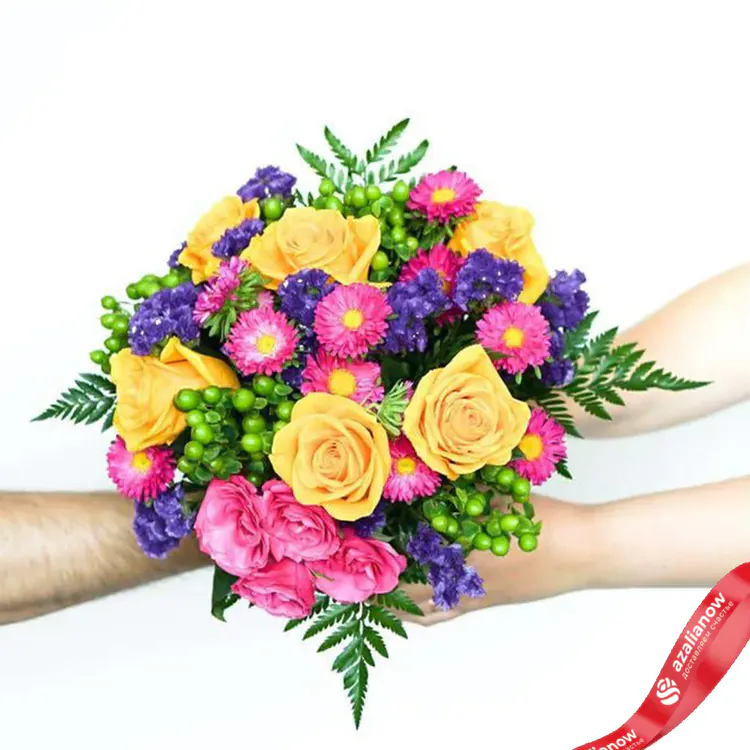 Фото 3: Букет из астр, роз, гиперикума «Зафира». Сервис доставки цветов AzaliaNow