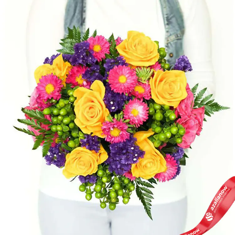 Фото 4: Букет из астр, роз, гиперикума «Зафира». Сервис доставки цветов AzaliaNow
