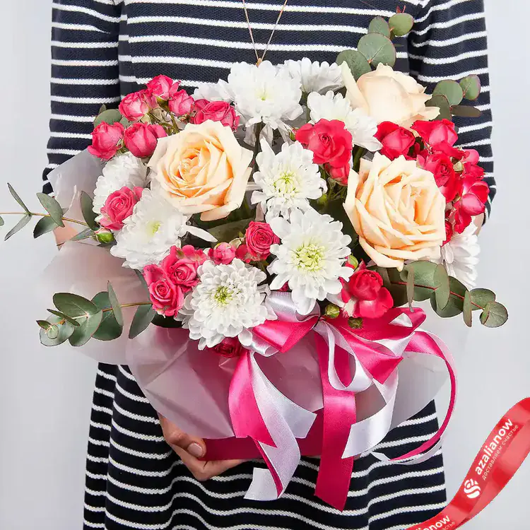 Фото 2: Букет из кремовых и красных роз и белых хризантем «Цветочный десерт». Сервис доставки цветов AzaliaNow