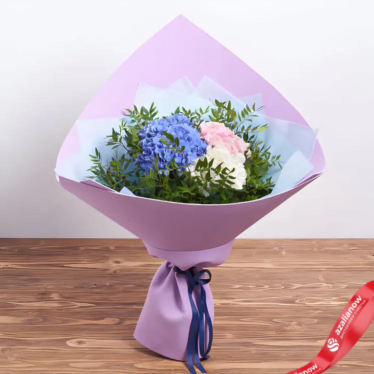 Фото 2: Букет из белой, розовой и голубой гортензии «Романтический блюз». Сервис доставки цветов AzaliaNow