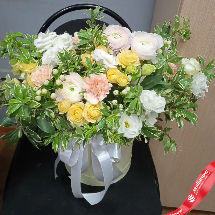 Фото 3: Букет из роз, гвоздик, лизиантусов и ранункулюсов «Зефирка в коробке». Сервис доставки цветов AzaliaNow