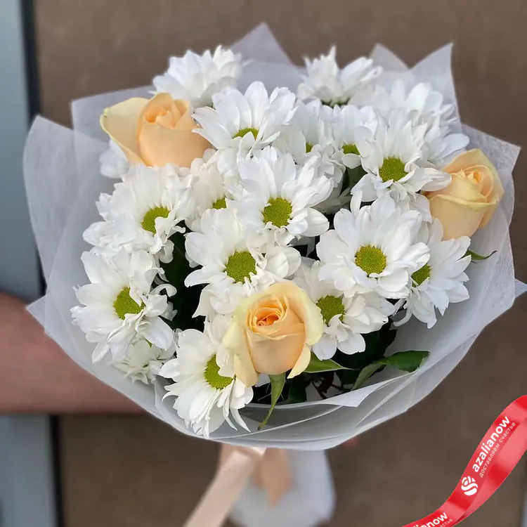 Фото 1: Букет из хризантем Ромашка и персиковых роз «Нравится». Сервис доставки цветов AzaliaNow