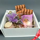 Маленькое фото 1: Подарочный набор «Презент» с сухоцветами, молочным шоколадом и свечами