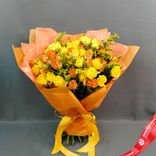 Маленькое фото 1: Букет из 19 кустовых роз и 3 солидаго в оранжевой плёнке с лентой