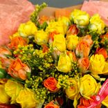 Маленькое фото 5: Букет из 19 кустовых роз и 3 солидаго в оранжевой плёнке с лентой