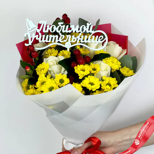 Фото 1: Школьный букет из белых роз и желтых хризантем. Сервис доставки цветов AzaliaNow