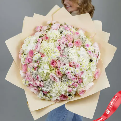 Фото 1: Огромный шикарный букет из ранункулюсов, роз, хризантем и гортензий. Сервис доставки цветов AzaliaNow