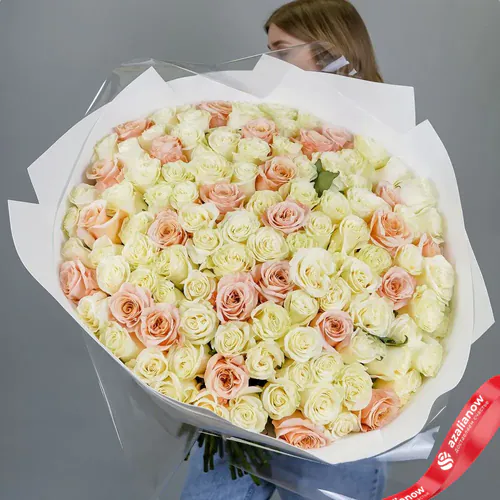 Фото 1: Огромный шикарный букет из светло-желтых и розовых роз. Сервис доставки цветов AzaliaNow