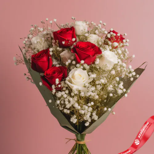 Фото 1: 11 роз (5 красных и 6 белых) и 5 гипсофил в зеленой бумажной упаковке. Сервис доставки цветов AzaliaNow