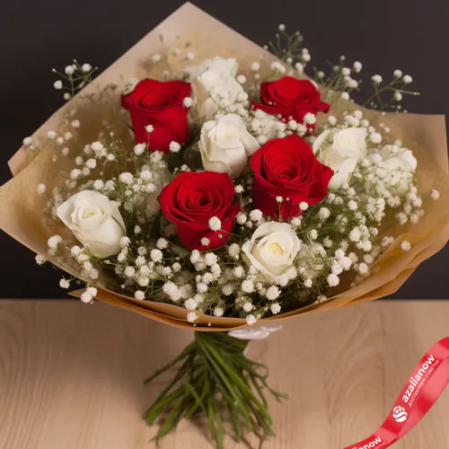 Фото 1: 11 роз (7 белых и 4 красных) и 4 белые гипсофилы в крафте. Сервис доставки цветов AzaliaNow