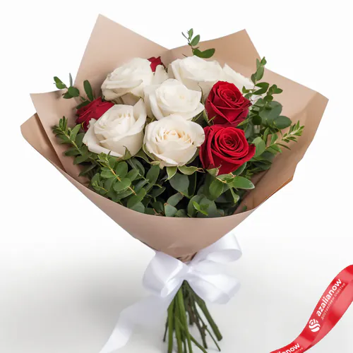 Фото 1: 11 роз (7 белых и 4 красных) в крафтовой бумаге. Сервис доставки цветов AzaliaNow