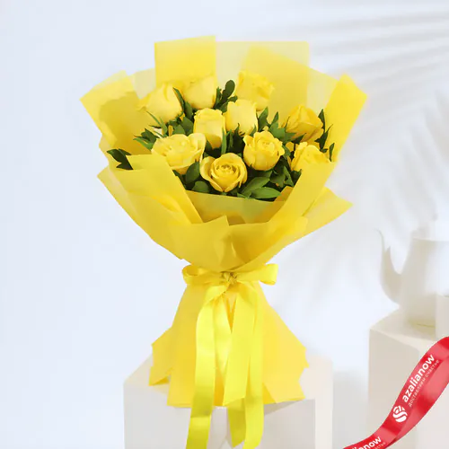 Фото 1: Букет из 11 желтых роз в желтой упаковке. Сервис доставки цветов AzaliaNow