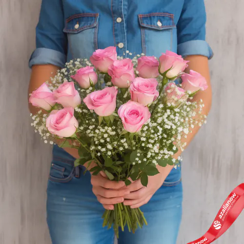 Фото 1: 13 розовых роз и 4 белые гипсофилы. Сервис доставки цветов AzaliaNow