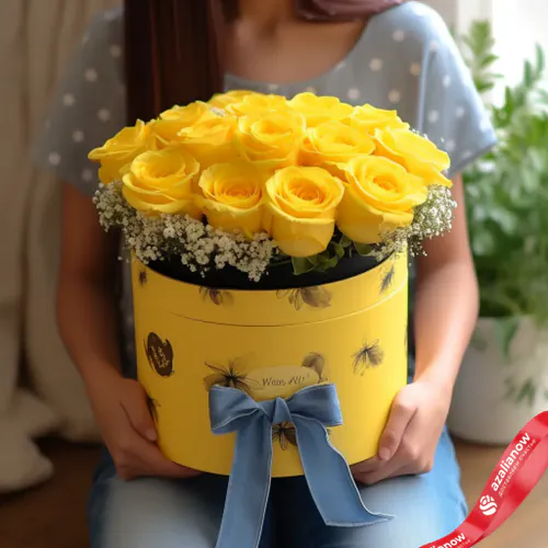 Фото 1: Букет из 15 желтых роз и 6 белых гипсофил в коробке. Сервис доставки цветов AzaliaNow