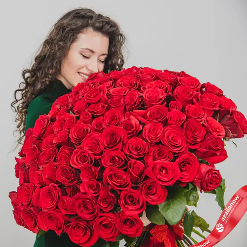 Фото 1: 151 красная роза 50 см с лентой, Россия. Сервис доставки цветов AzaliaNow