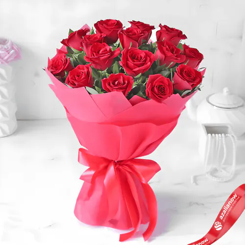 Фото 1: 15 красных роз в розовой упаковке. Сервис доставки цветов AzaliaNow